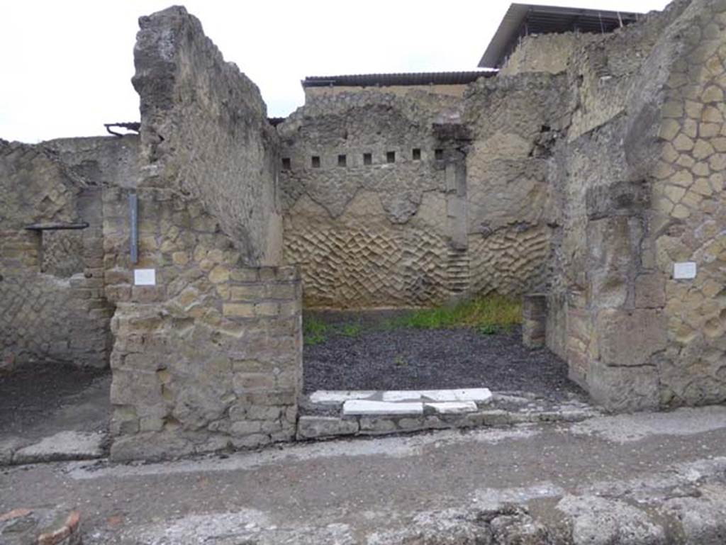 V.23, Herculaneum, October 2015. Looking west to entrance doorway. Photocourtesy of Michael Binns.